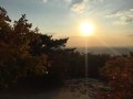 작성자 : 이윤찬
작성일 : 10-31
제목 : 2021년 10월 29일 금요일 호암산 정상에서...
내용 : 그저께 찍은 사진입니다. 날씨가 좋아 사진이 비교적 그래도 잘 나왔네요. 이런 날이 연중 그렇게 흔치 않아 요새 계속 올려드리네요. ^^;
이 날 멀리서 또 잠실타워가 서쪽 해에 반사돼 밝게 빛나더라구요. ㅋ...
