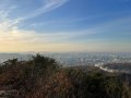 작성자 : 이윤찬
작성일 : 11-14
제목 : 2022년 11월 14일 월요일 호암산 정상에서...
내용 :   오늘 호암산 정상에서 내려다 본 서울의 모습은 스모그가 좀 끼었네요. 멀리 검은 띠가 확연히 보이는 것을 알 수 있습니다.
날씨는 약간 쌀쌀하고 먼 곳의 전경이 보일 정도로 갠 편이었습니다. ^^;




...
